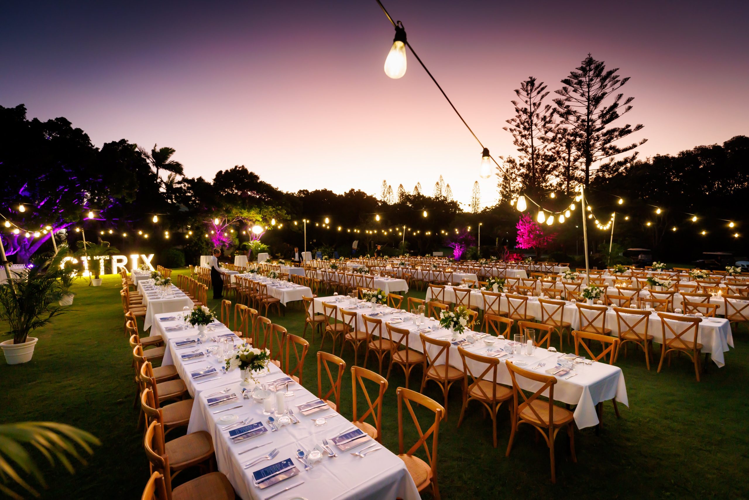 ﻿﻿Lawn long table set up